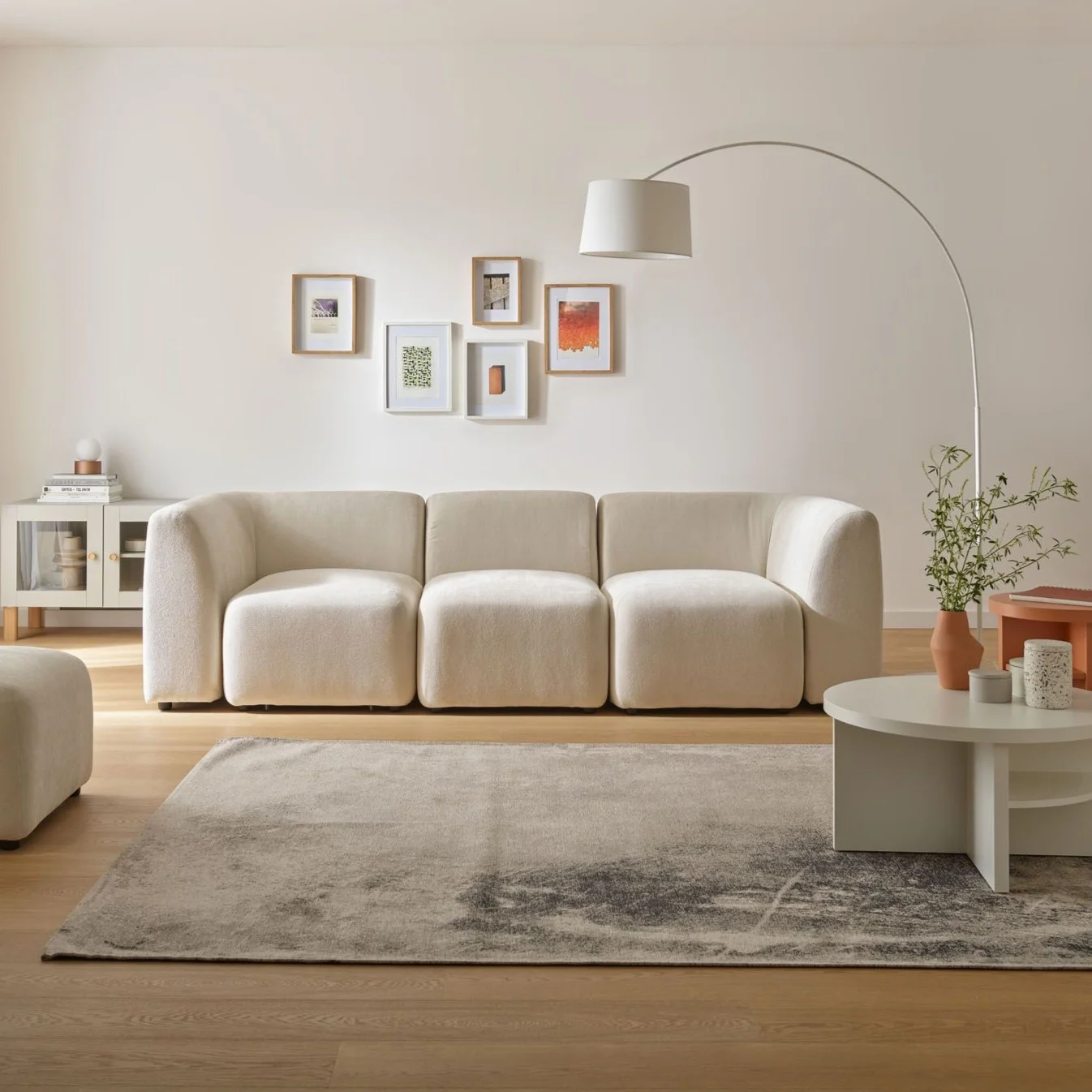 Duży, nowoczesny salon z kremową sofą boucle